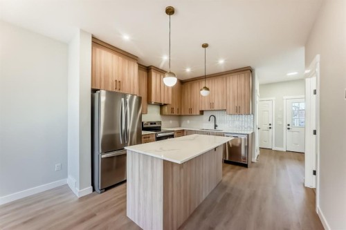 1102 Clover Close, Carstairs, AB - Indoor Photo Showing Kitchen With Upgraded Kitchen