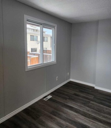 B-1404 43 Street Se, Calgary, AB - Indoor Photo Showing Other Room