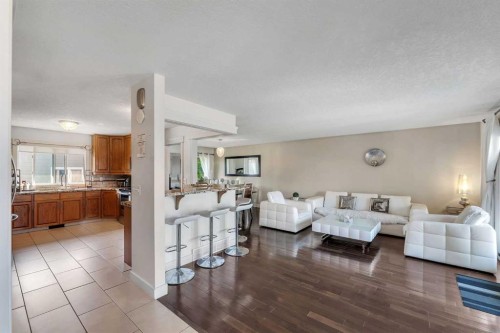 700 West Chestermere Drive, Chestermere, AB - Indoor Photo Showing Living Room