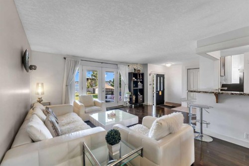 700 West Chestermere Drive, Chestermere, AB - Indoor Photo Showing Living Room