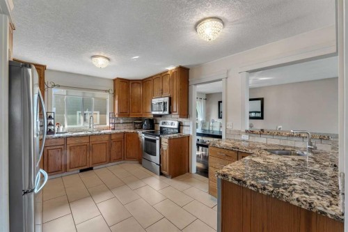 700 West Chestermere Drive, Chestermere, AB - Indoor Photo Showing Kitchen
