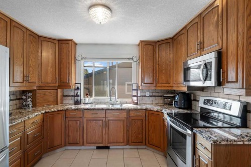 700 West Chestermere Drive, Chestermere, AB - Indoor Photo Showing Kitchen
