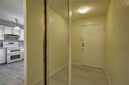9-1111 Canterbury Drive Sw, Calgary, AB - Indoor Photo Showing Other Room