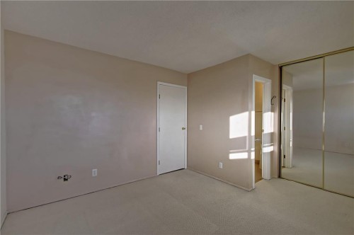 9-1111 Canterbury Drive Sw, Calgary, AB - Indoor Photo Showing Other Room