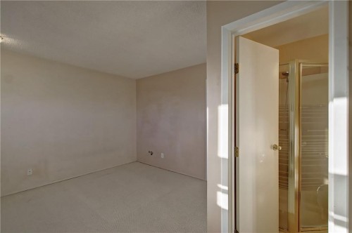 9-1111 Canterbury Drive Sw, Calgary, AB - Indoor Photo Showing Other Room