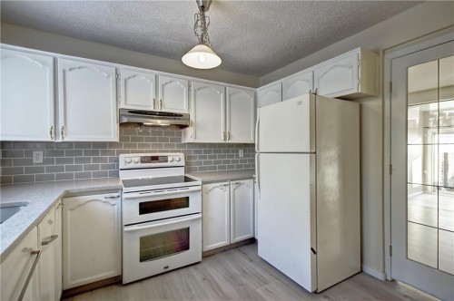 9-1111 Canterbury Drive Sw, Calgary, AB - Indoor Photo Showing Kitchen