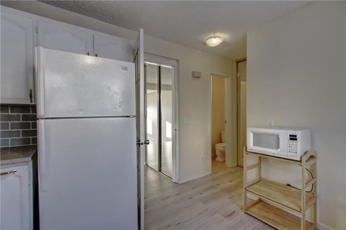 9-1111 Canterbury Drive Sw, Calgary, AB - Indoor Photo Showing Kitchen