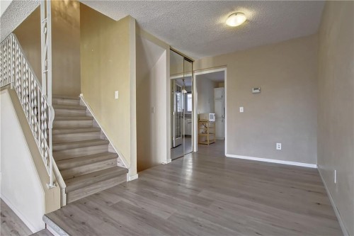 9-1111 Canterbury Drive Sw, Calgary, AB - Indoor Photo Showing Other Room