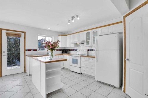 46 Somerset Close Sw, Calgary, AB - Indoor Photo Showing Kitchen