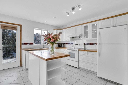 46 Somerset Close Sw, Calgary, AB - Indoor Photo Showing Kitchen