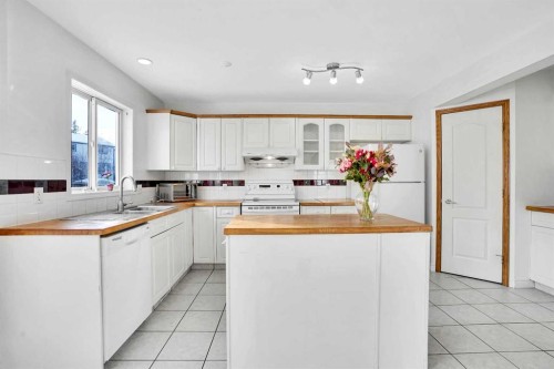46 Somerset Close Sw, Calgary, AB - Indoor Photo Showing Kitchen