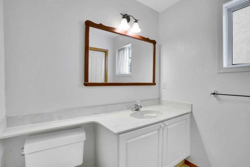 46 Somerset Close Sw, Calgary, AB - Indoor Photo Showing Bathroom
