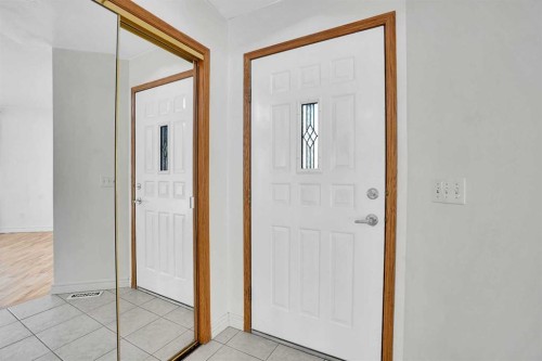 46 Somerset Close Sw, Calgary, AB - Indoor Photo Showing Other Room