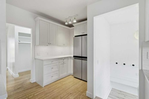 3124 Leduc Crescent Sw, Calgary, AB - Indoor Photo Showing Kitchen