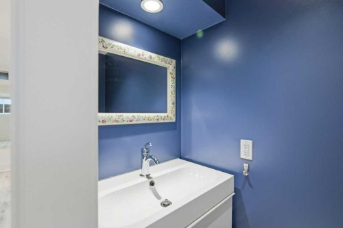 3124 Leduc Crescent Sw, Calgary, AB - Indoor Photo Showing Bathroom