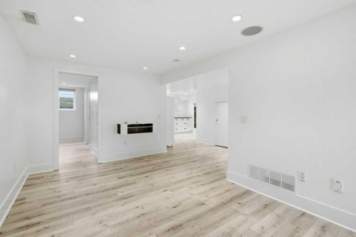 3124 Leduc Crescent Sw, Calgary, AB - Indoor Photo Showing Other Room
