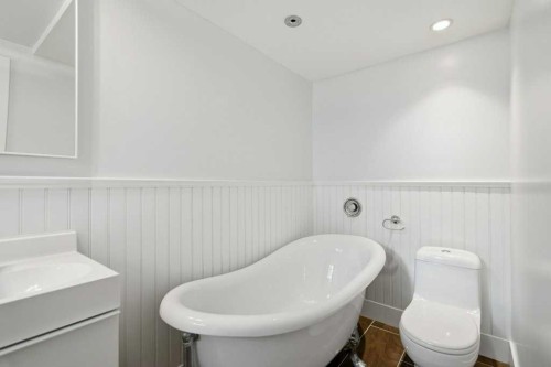 3124 Leduc Crescent Sw, Calgary, AB - Indoor Photo Showing Bathroom