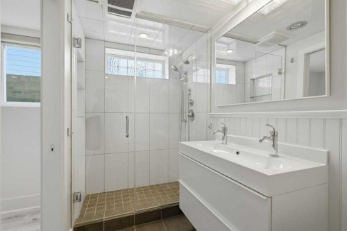3124 Leduc Crescent Sw, Calgary, AB - Indoor Photo Showing Bathroom