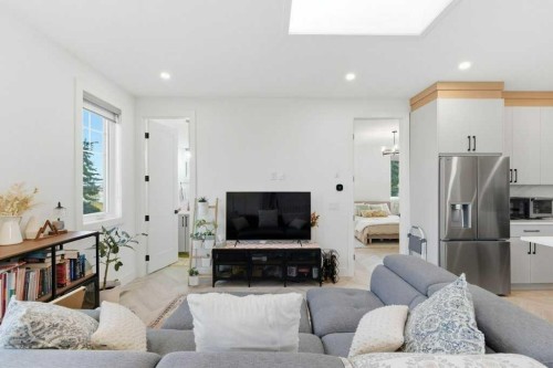 3124 Leduc Crescent Sw, Calgary, AB - Indoor Photo Showing Living Room