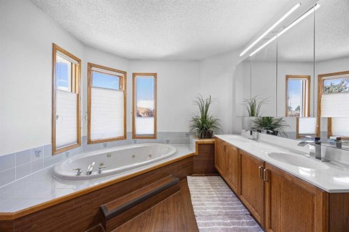73 Riverview Close Se, Calgary, AB - Indoor Photo Showing Bathroom