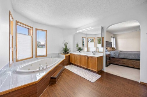 73 Riverview Close Se, Calgary, AB - Indoor Photo Showing Bathroom