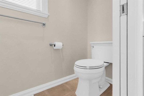155 Lakeview Cove, Chestermere, AB - Indoor Photo Showing Bathroom
