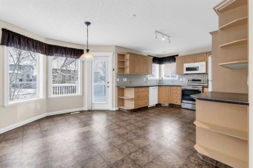 155 Lakeview Cove, Chestermere, AB - Indoor Photo Showing Kitchen