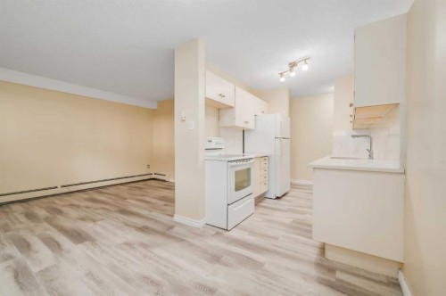 803-11620 Elbow Drive Sw, Calgary, AB - Indoor Photo Showing Kitchen