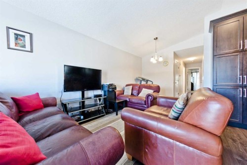 1141 35 Street Se, Calgary, AB - Indoor Photo Showing Living Room