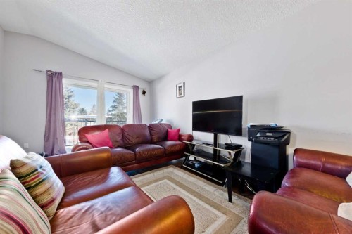 1141 35 Street Se, Calgary, AB - Indoor Photo Showing Living Room