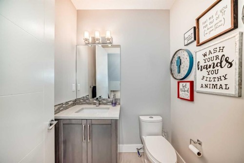 2808 39 Street Sw, Calgary, AB - Indoor Photo Showing Bathroom