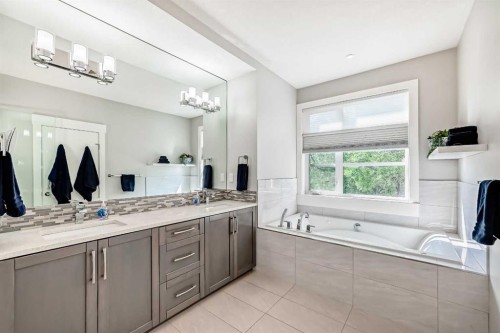 2808 39 Street Sw, Calgary, AB - Indoor Photo Showing Bathroom