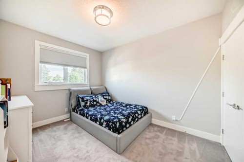 2808 39 Street Sw, Calgary, AB - Indoor Photo Showing Bedroom