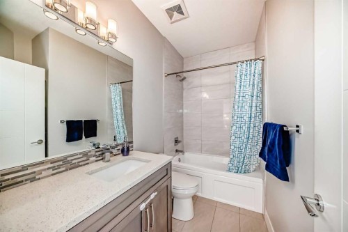2808 39 Street Sw, Calgary, AB - Indoor Photo Showing Bathroom