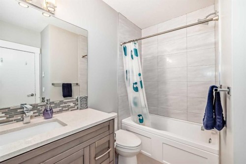 2808 39 Street Sw, Calgary, AB - Indoor Photo Showing Bathroom
