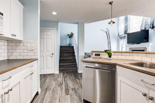 94 New Brighton Circle Se, Calgary, AB - Indoor Photo Showing Kitchen