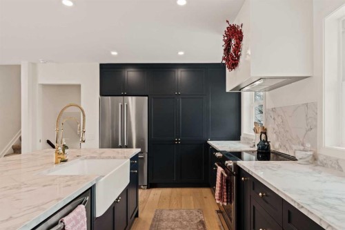212 Vantage Place Nw, Calgary, AB - Indoor Photo Showing Kitchen With Upgraded Kitchen