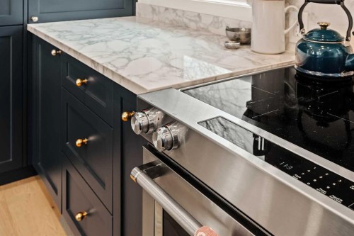 212 Vantage Place Nw, Calgary, AB - Indoor Photo Showing Kitchen