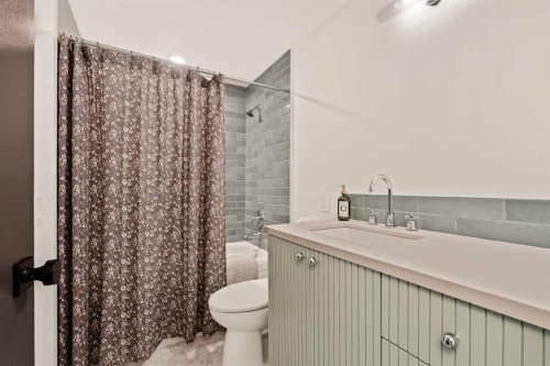 212 Vantage Place Nw, Calgary, AB - Indoor Photo Showing Bathroom