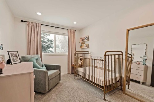 212 Vantage Place Nw, Calgary, AB - Indoor Photo Showing Bedroom