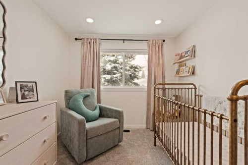 212 Vantage Place Nw, Calgary, AB - Indoor Photo Showing Other Room