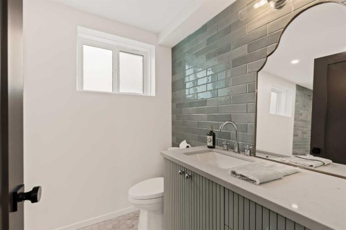 212 Vantage Place Nw, Calgary, AB - Indoor Photo Showing Bathroom