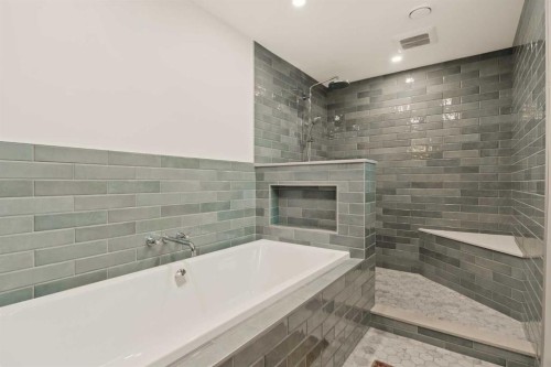 212 Vantage Place Nw, Calgary, AB - Indoor Photo Showing Bathroom