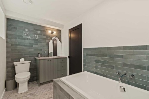 212 Vantage Place Nw, Calgary, AB - Indoor Photo Showing Bathroom