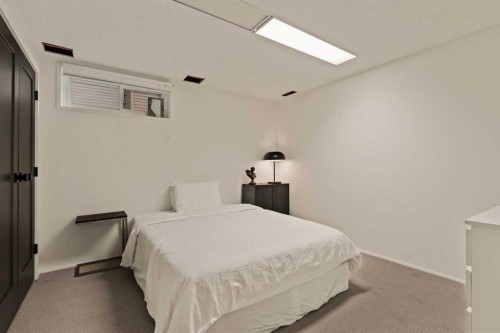 212 Vantage Place Nw, Calgary, AB - Indoor Photo Showing Bedroom