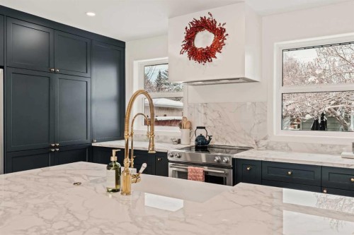 212 Vantage Place Nw, Calgary, AB - Indoor Photo Showing Kitchen