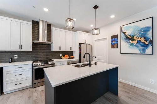 1425 Chinook Gate Glen Sw, Airdrie, AB - Indoor Photo Showing Kitchen With Double Sink With Upgraded Kitchen