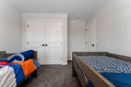 1425 Chinook Gate Glen Sw, Airdrie, AB - Indoor Photo Showing Bedroom