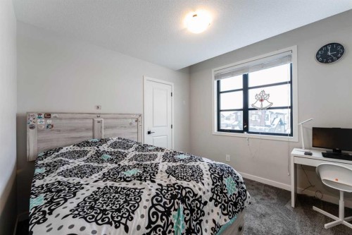 1425 Chinook Gate Glen Sw, Airdrie, AB - Indoor Photo Showing Bedroom