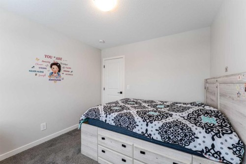 1425 Chinook Gate Glen Sw, Airdrie, AB - Indoor Photo Showing Bedroom